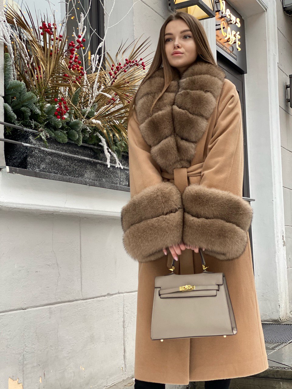 Пальто с натуральным мехом финского песца