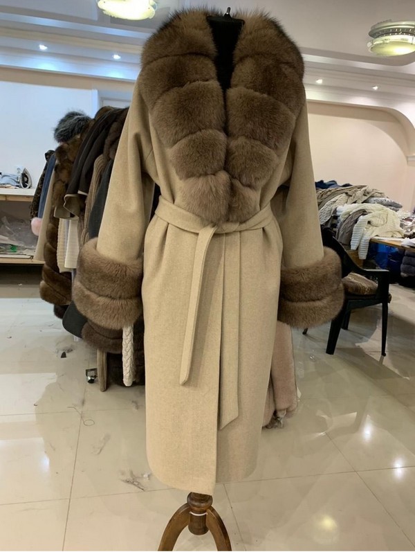 УТЕПЛЁННОЕ ПАЛЬТО ИЗ ШЕРСТИ С ОТДЕЛКОЙ ИЗ МЕХА ФИНСКОГО ПЕСЦА