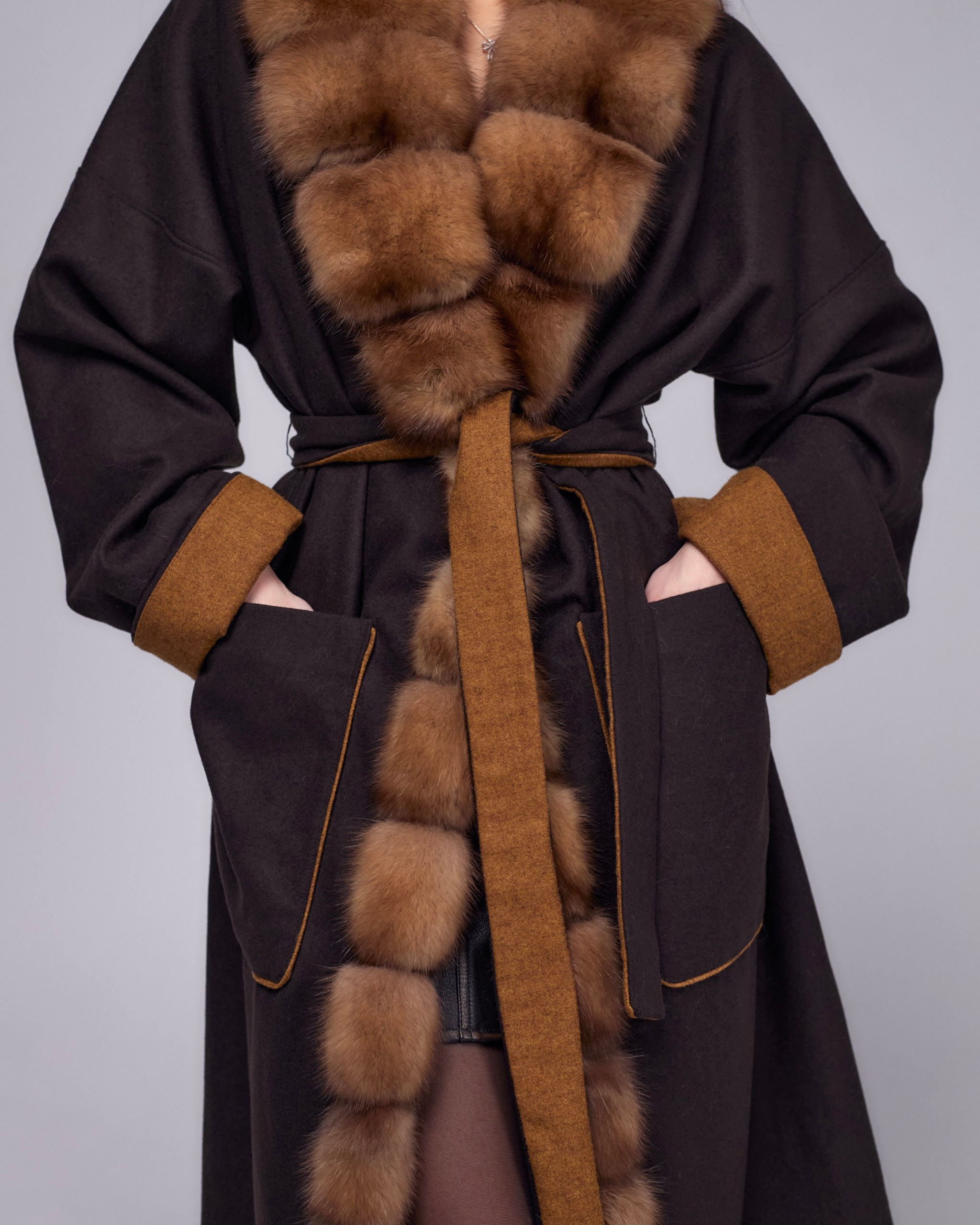 Пальто с мехом соболя brown