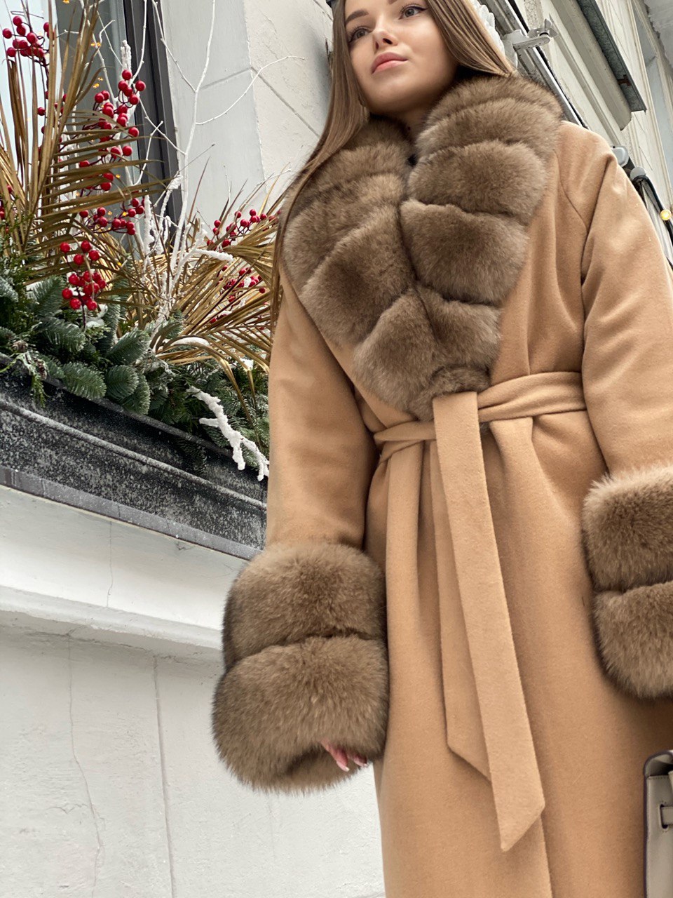 Пальто с натуральным мехом финского песца