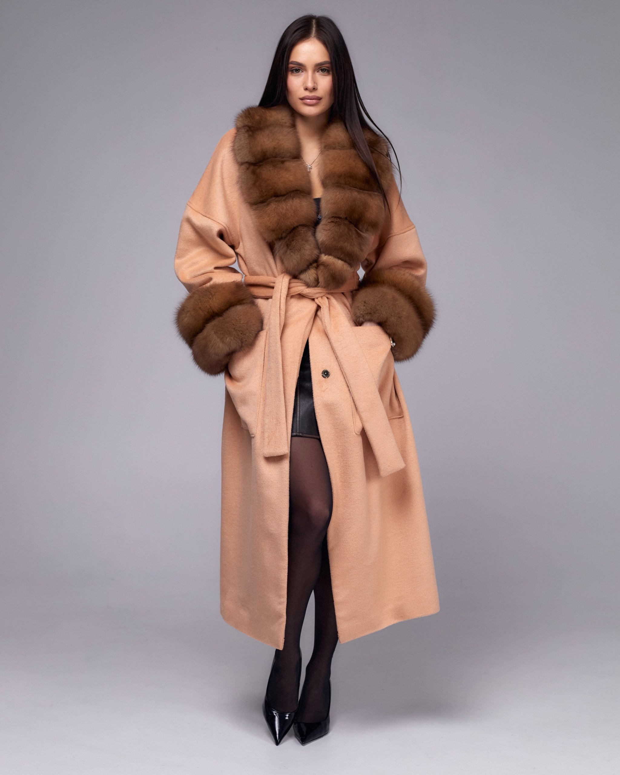Кашемировое пальто с натуральным мехом соболя