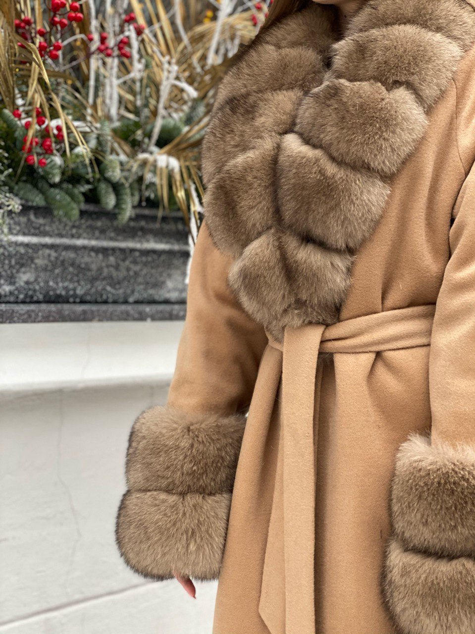 Пальто с натуральным мехом финского песца