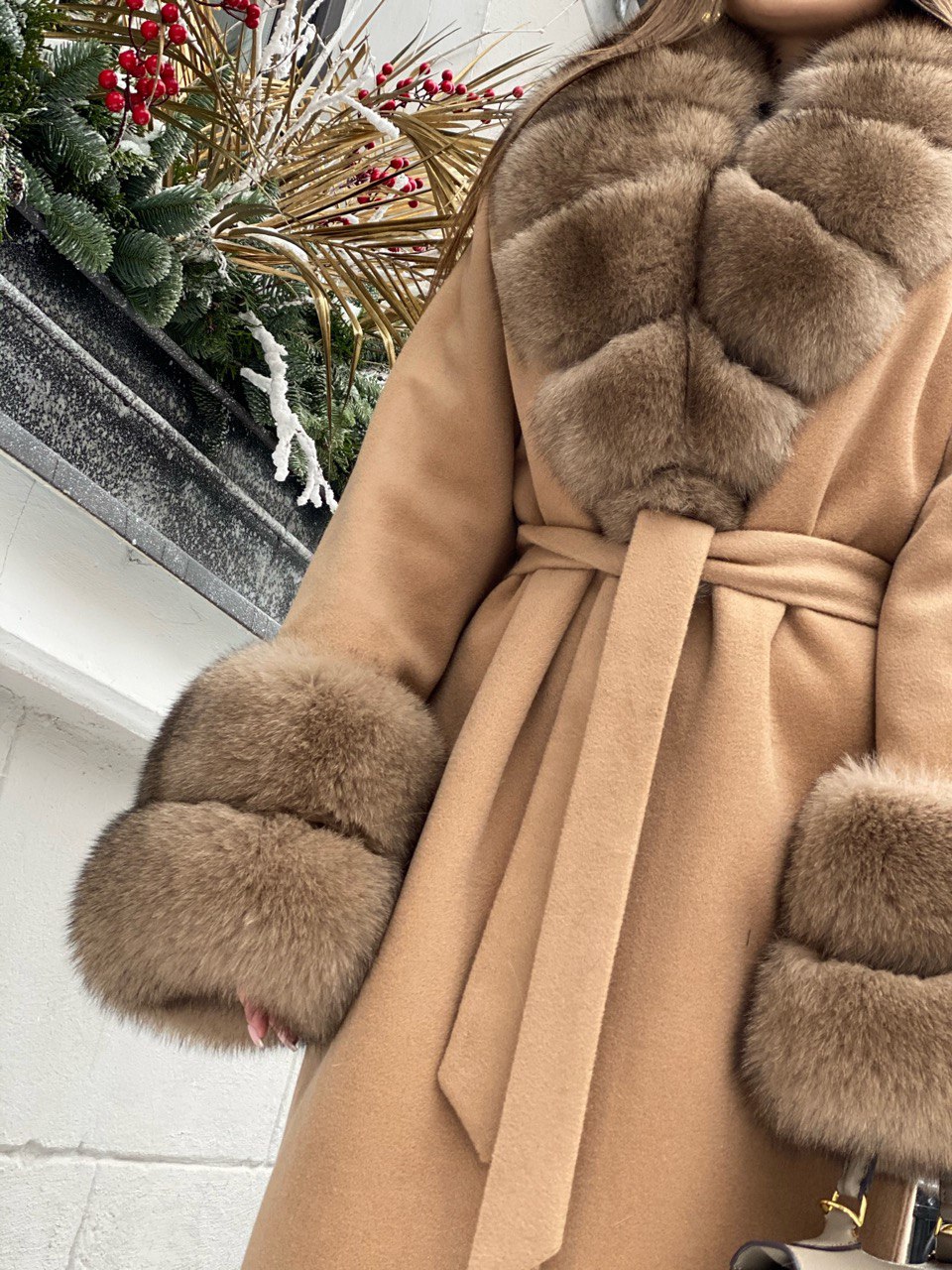 Пальто с натуральным мехом финского песца