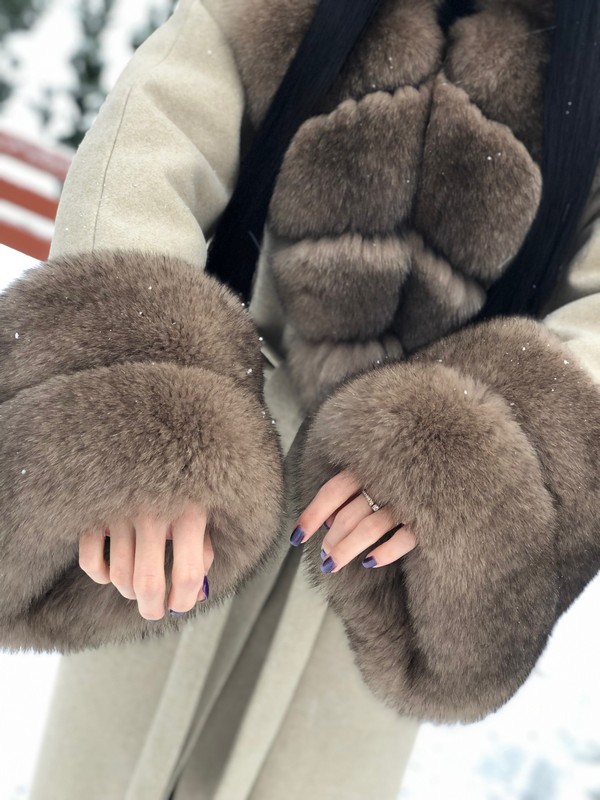 УТЕПЛЁННОЕ ПАЛЬТО ИЗ ШЕРСТИ С ОТДЕЛКОЙ ИЗ МЕХА ФИНСКОГО ПЕСЦА